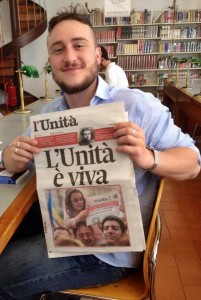 Cordoglio anche in città. Il consigliere comunale Pd De Lucia mostra l'ultima prima pagina (quella di oggi, 31 luglio) del quotidiano fondato 93 anni fa da Gramsci. Tuttavia pare non abbia messo mano al portafoglio per acquistare la sua copia: la location della foto, infatti, sembra proprio quella di una biblioteca pubblica, sala emeroteca...
