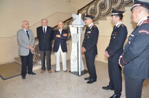 La consegna della scultura di Coluccio ai Carabinieri di Reggio EmiliA