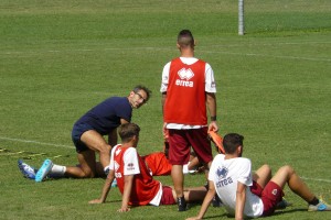 Pausa durante l'ultimo allenamento ai campi di Via Agosti