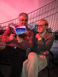 donato Vena mostra il suo libro a Woody Allen
