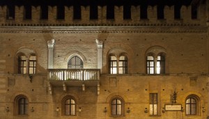 La facciata dell'Hotel Posta di Reggio Emilia: illuminata la sala del Capitano del Popolo