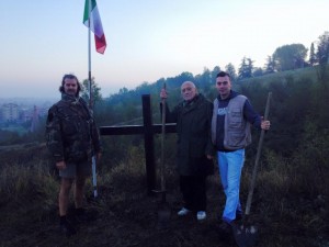 Luca Tadolini con Renato Braccini alla croce dei caduti di Cà De Caroli