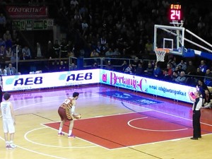 Josh Owens in lunetta dopo il "tecnico" sanzionato a Polonara.