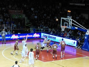 Veremeenko infila il libero del 96-93 per la Grissin Bon.
