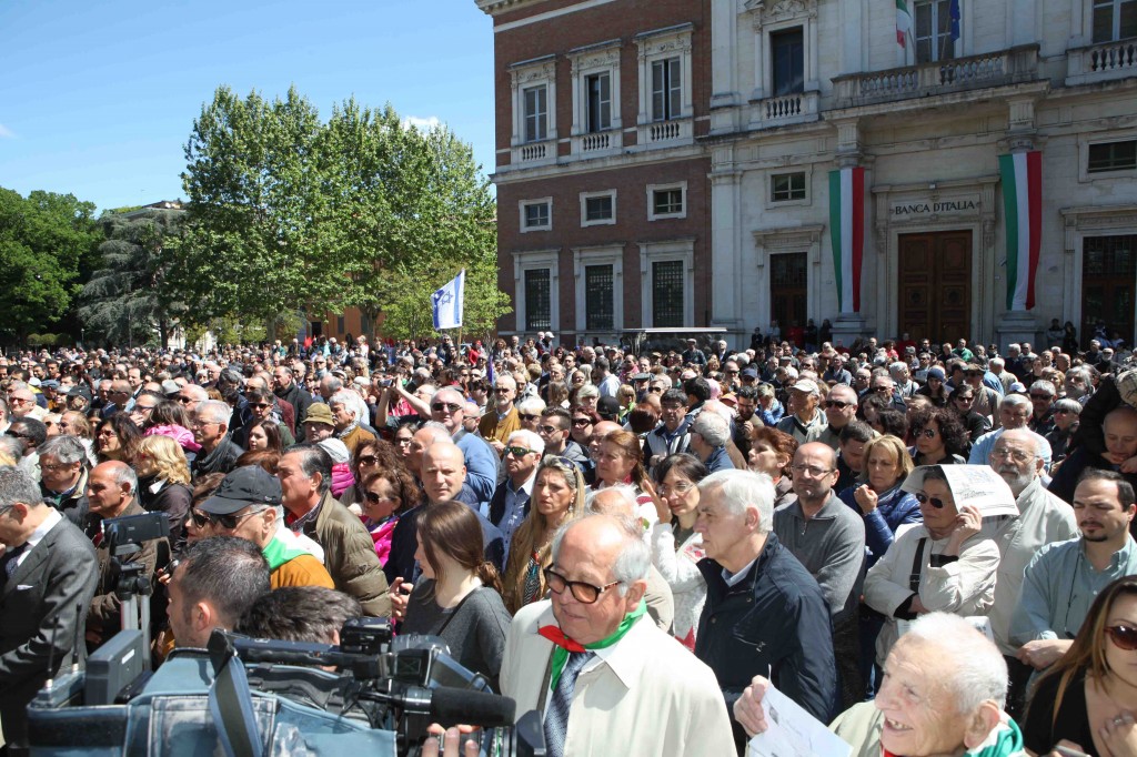 25 Aprile con Pietro Grasso a Reggio Emilia: la folla in piazza MARTIRI
