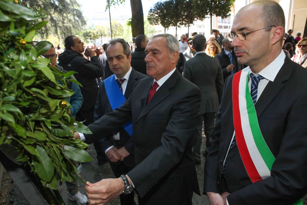Grasso con Vecchi e Manghi mentre depone la corona d'alloro al monumento ai caduti del 7 luglio