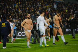 I giocatori del Parma in mutande dopo aver lanciato le divise complete alla propria curva.